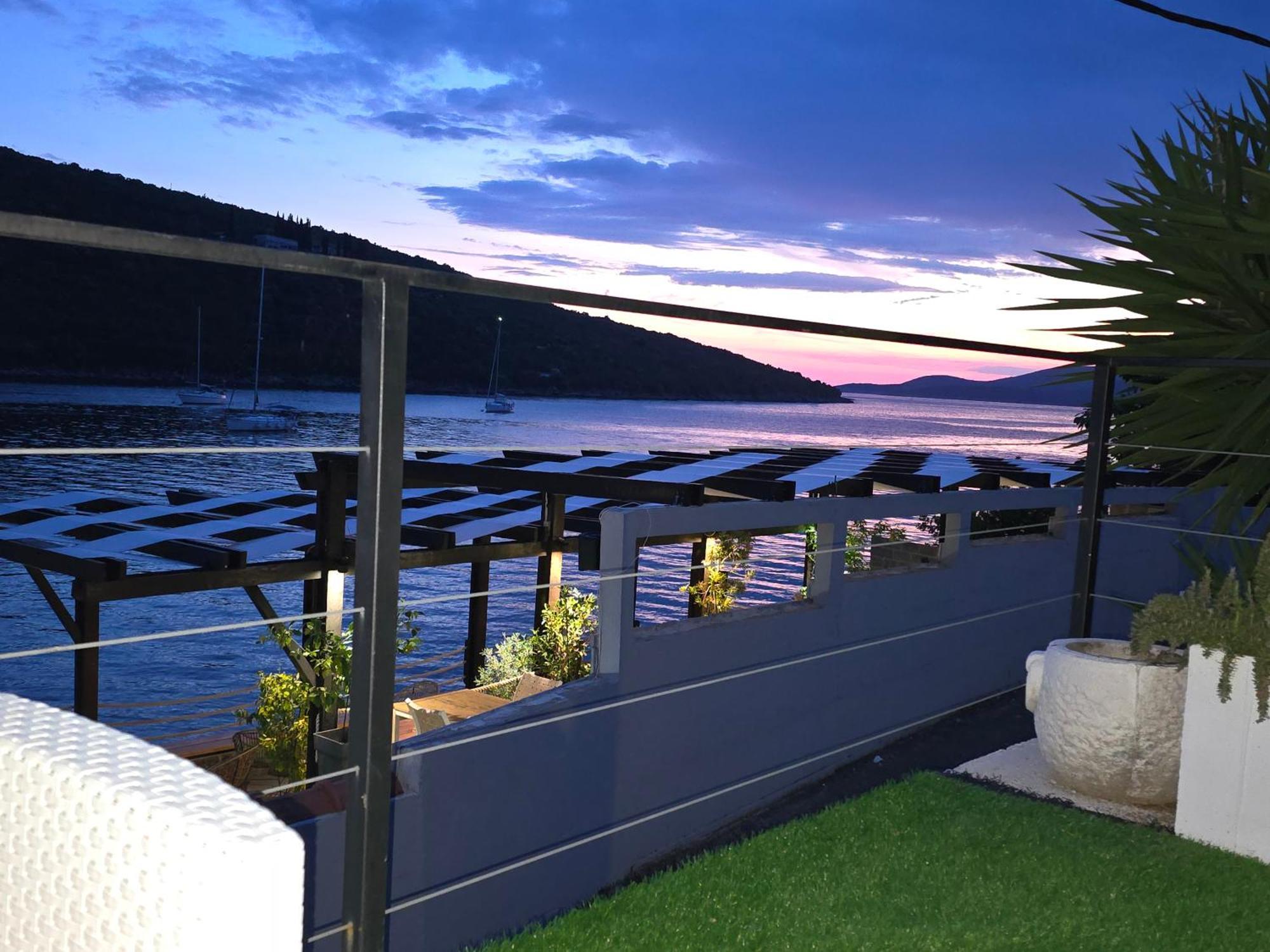 Апартаменти Waterfront Townhouse Sunset View With Garage Біґово Екстер'єр фото